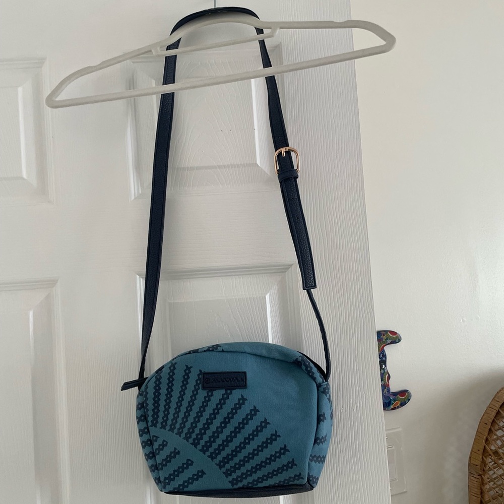 Manaola shoulder bag